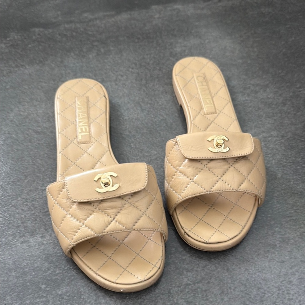 Chanel summer sandals with turn lock chanel logo. Size 39.5 - Picture 2 of 7